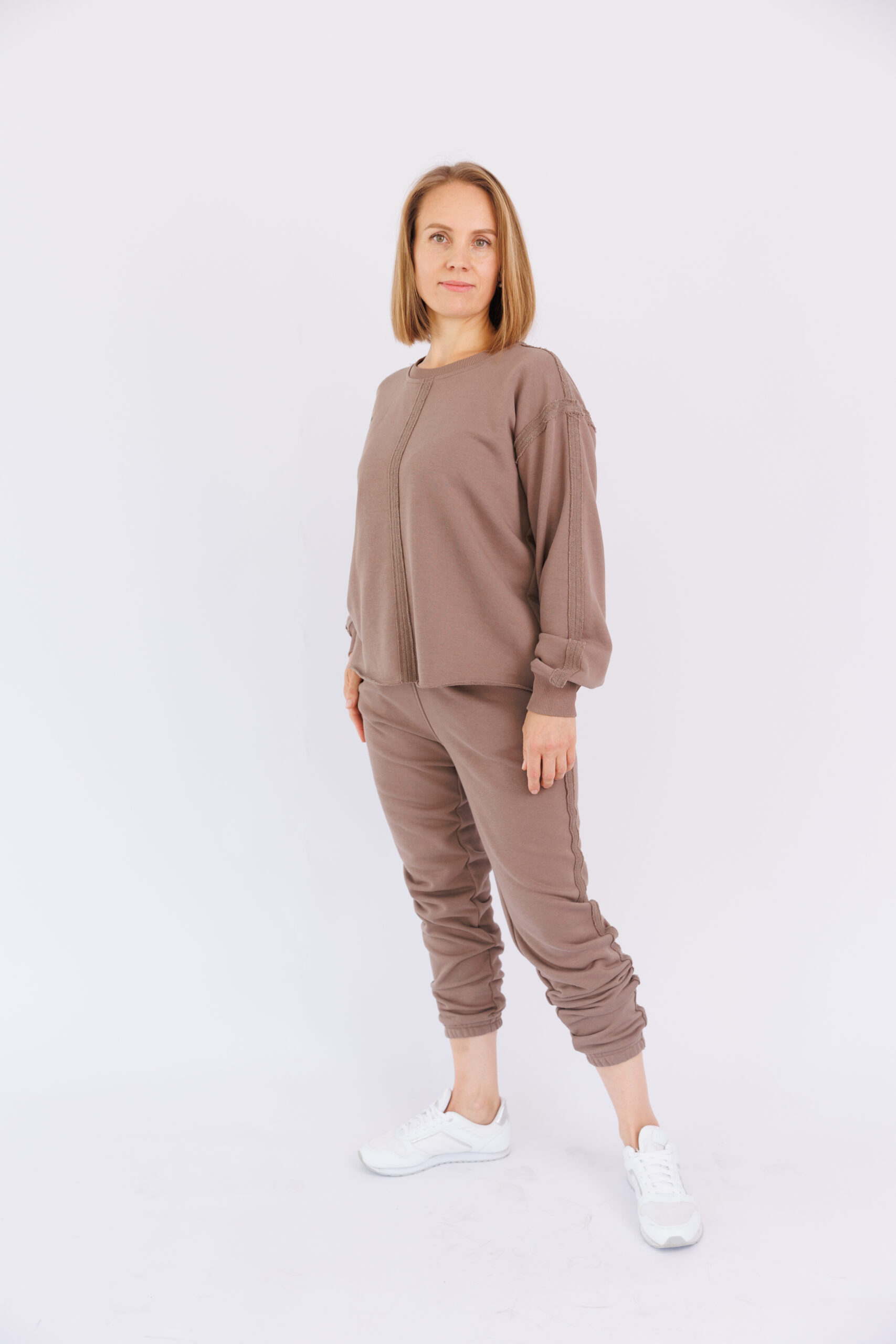 Hanorac oversize fără glugă nefinisat cu pantaloni sport, cusaturi exterioare 1