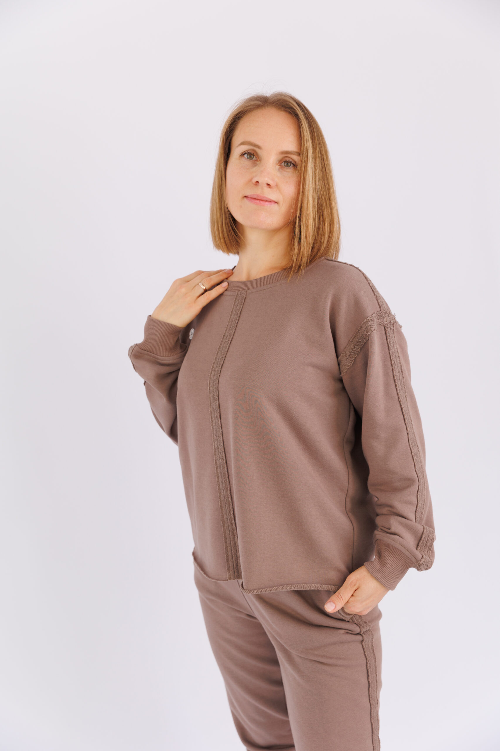 Hanorac oversize fără glugă nefinisat cu pantaloni sport, cusaturi exterioare 2