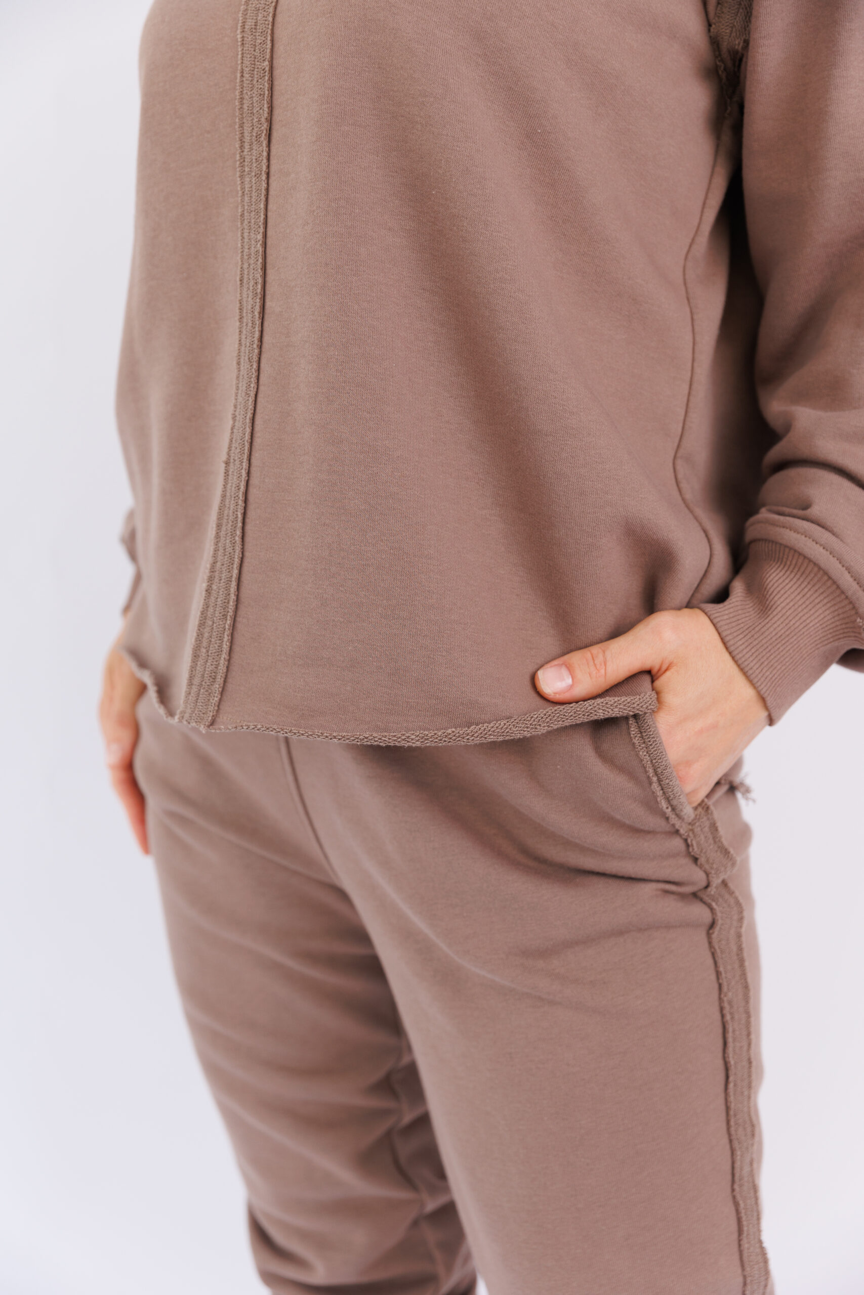Hanorac oversize fără glugă nefinisat cu pantaloni sport, cusaturi exterioare 3